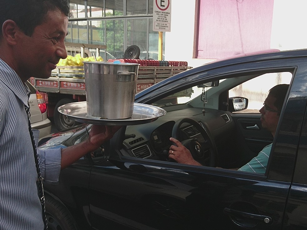 João conta que os trajes chamam a atenção e ajudam nas vendas: "Garçom do Semáforo" (Foto: Alan Schneider / TV TEM )