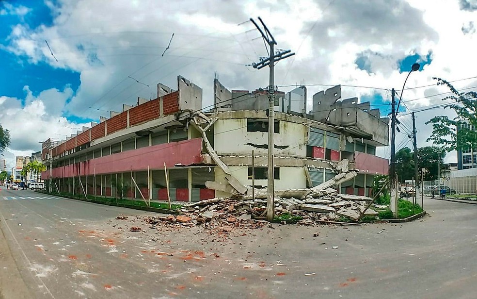 Parte de obra inacabada de shopping popular desabou pela segunda vez em menos de dois anos em Itabuna, sul da Bahia (Foto: Raphael Marques/TV Santa Cruz )