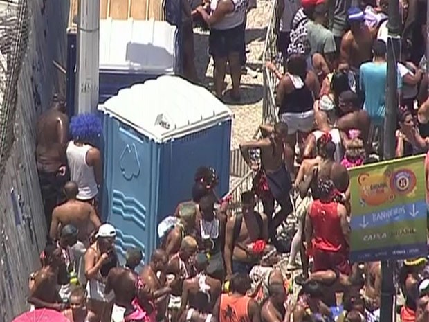 Foliões fazem xixi atrás de banheiros químicos durante desfile do Bola Preta, no Centro do Rio (Foto: Reprodução / TV Globo)