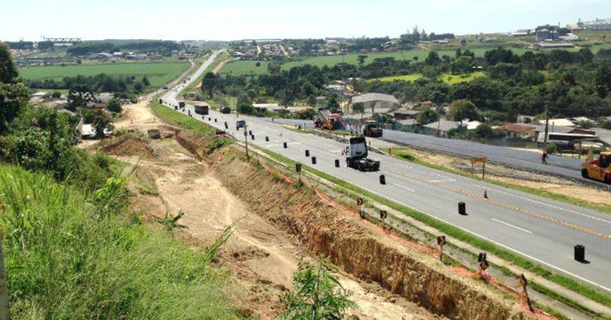 Cratera se abre em trecho da BR-277, no Orleans, em Curitiba