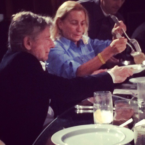 Miuccia serves dinner to film director Roman Polanski (Foto: Suzy Menkes)
