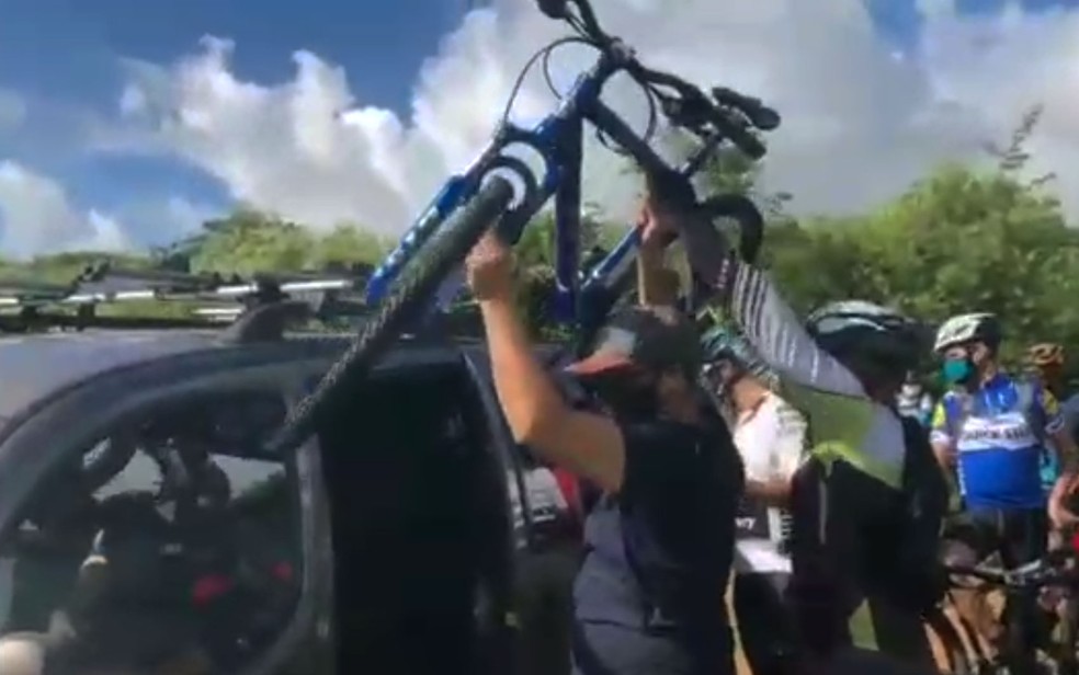Equipe do pedal indo levar a bicicleta para Márcio Vitor na zona rural de Feira de Santana — Foto: Reprodução/Redes Sociais