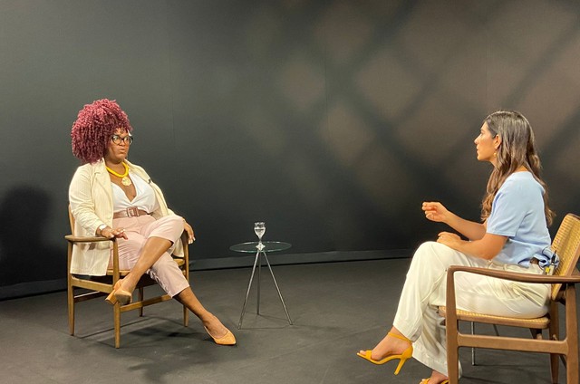 Andréia Sadi entrevista Benny Briolly (Foto: Raquel Andrade/Globo)