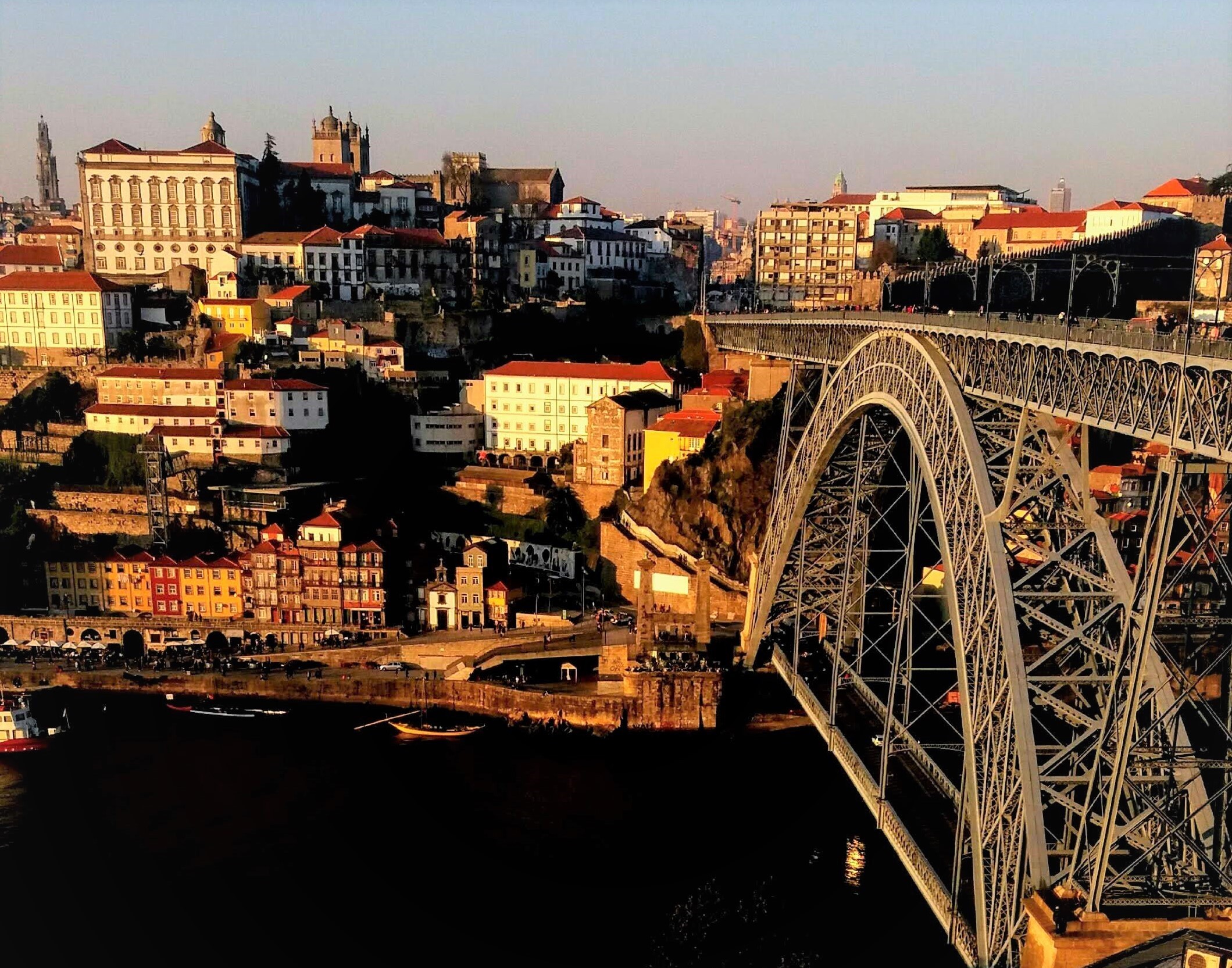Ponte D. Luís I e a cidade do Porto, onde os vistos gold terminam para habitação