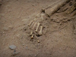 Detalhe do pé da ossada da criança de menos de um ano quando foi enterrada na Serra da Capivara (Foto: Pedro Santiago/G1)