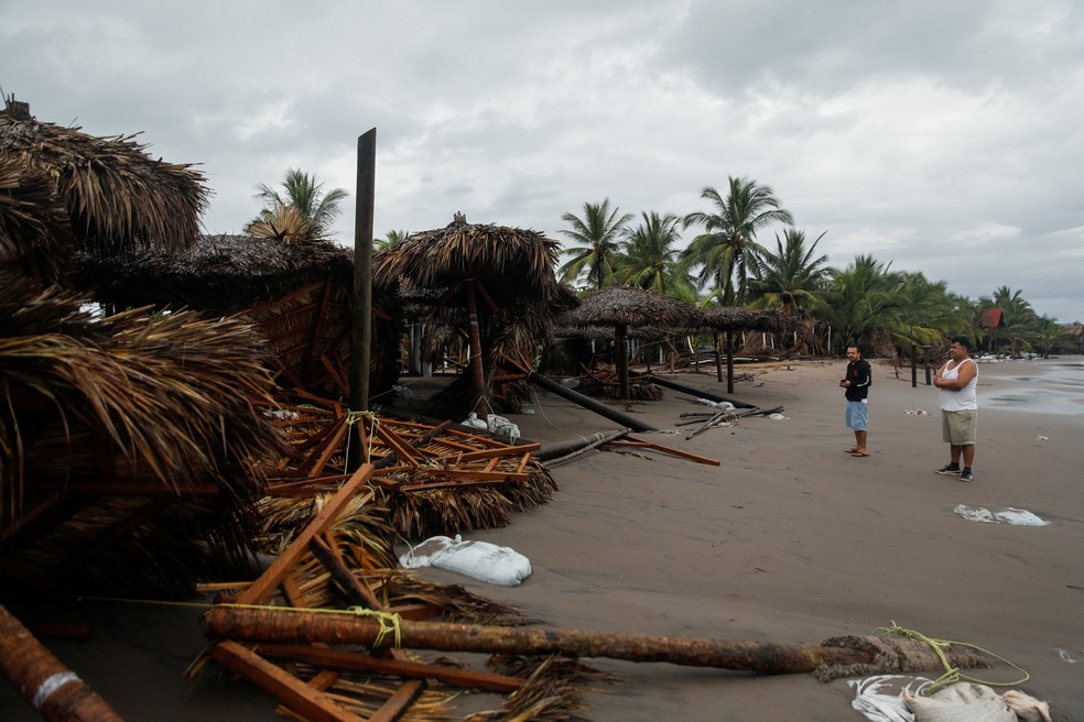 Furacão Roslyn causou destruição na costa do Pacífico no México — Foto: REUTERS/Hugo Cervantes