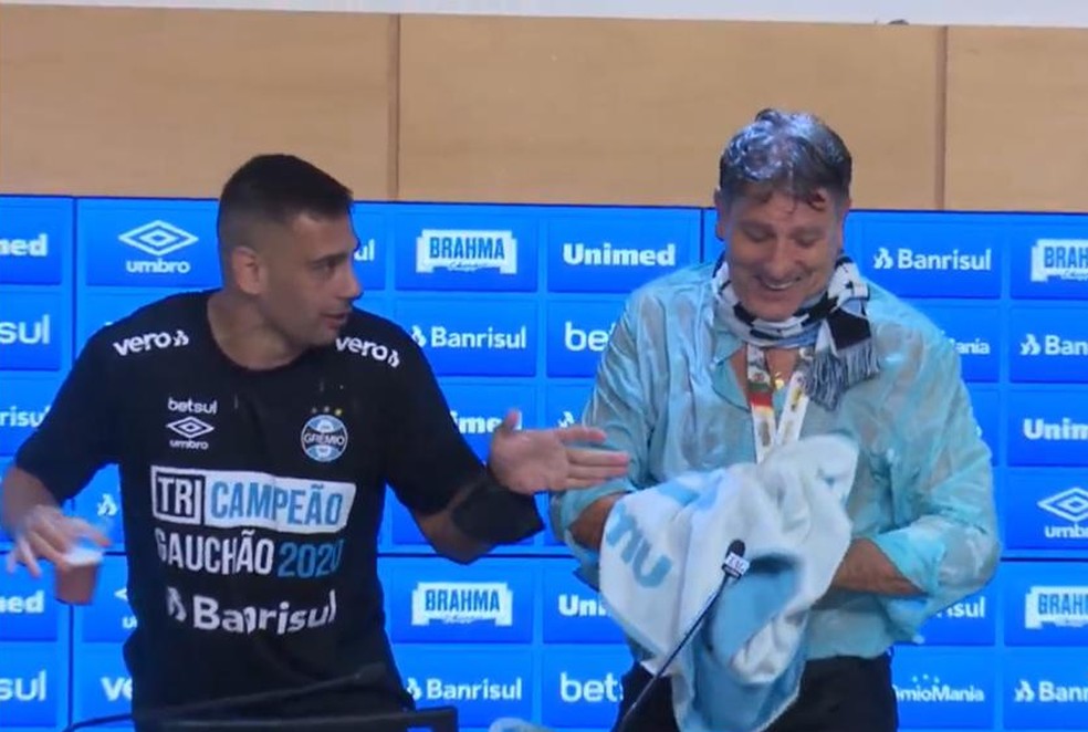 Diego Souza veste cachecol em Renato após título do Grêmio — Foto: Reprodução/Grêmio TV