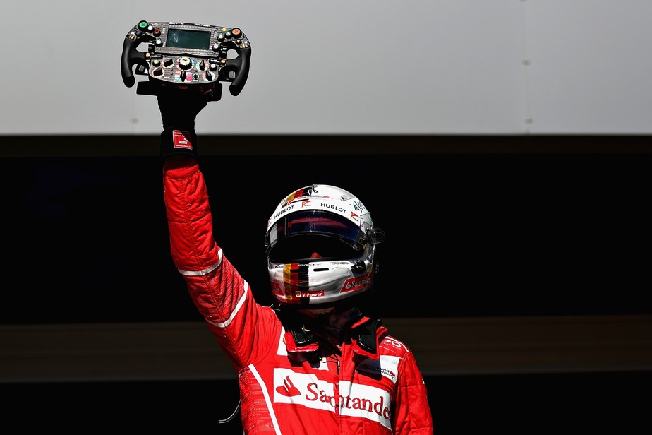Em dia de tetracampeões, Vettel vence e Hamilton dá show em Interlagos