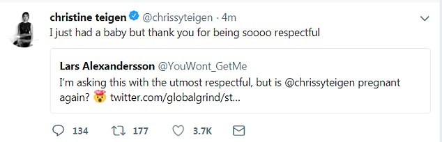 A resposta da modelo Chrissy Teigen perguntando se ela está grávida novamente (Foto: Twitter)