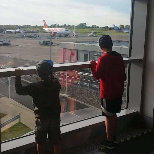 Os meninos ficaram apenas olhando o avião embarcar (Foto: Reprodução/ Facebook)