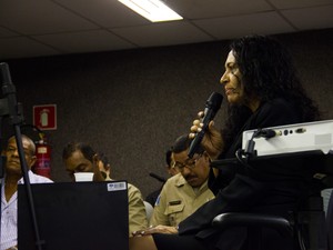 Anna Luiza Marcolino fala na condição de declarante no Fórum de Maceió. (Foto: Jonathan Lins/G1)
