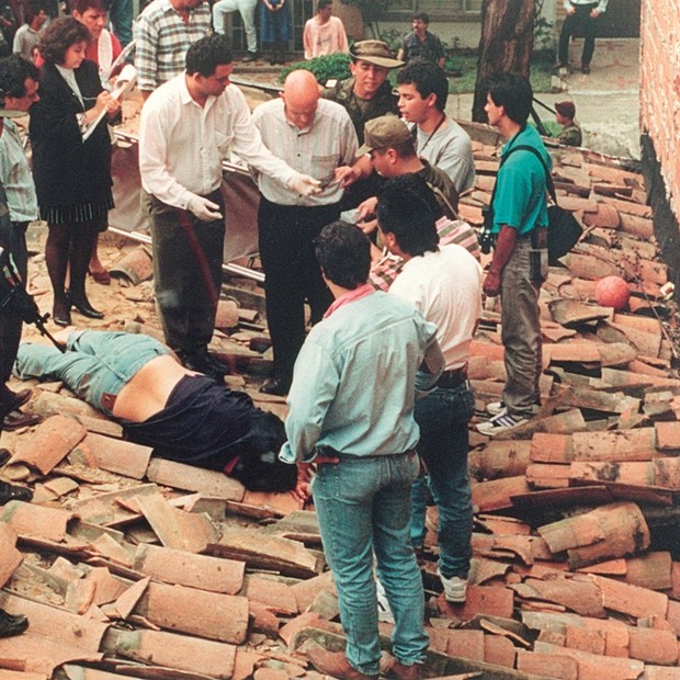 Em dezembro de 1993, Escobar foi baleado após tentar fugir do cerco montado pela polícia colombiana em Medellín (Foto: GQ Brasil)