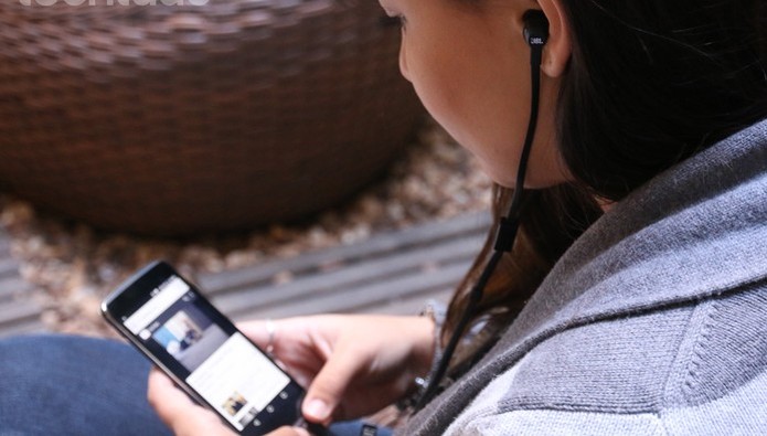 fone-no-celular-ouvindo-musica (Foto: TechTudo)