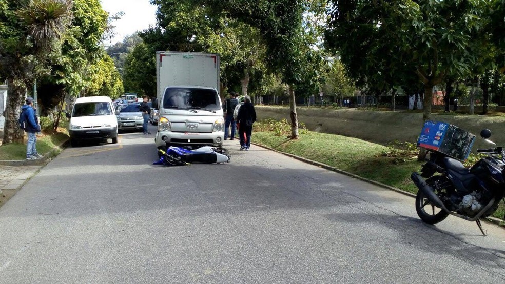 Jovem que estava na motocicleta ficou ferido após colisão na Avenida Koeler (Foto: Henrique Santos | Arquivo Pessoal)