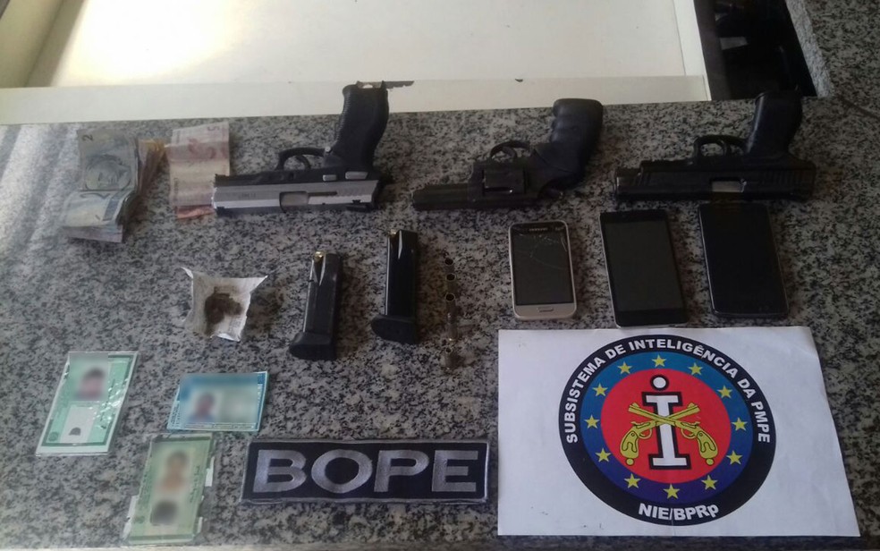 Armas foram apreendidas com suspeitos em Itamaracá, no Grande Recife (Foto: Divulgação/PM)