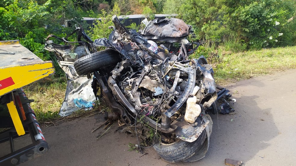 Carro é esmagado por carreta em colisão na Serra de Santa Catarina — Foto: PRF/Divulgação
