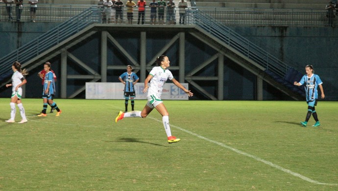 Iranduba goleia Grêmio por 4 a 0 e dorme na ponta do Brasileiro feminino