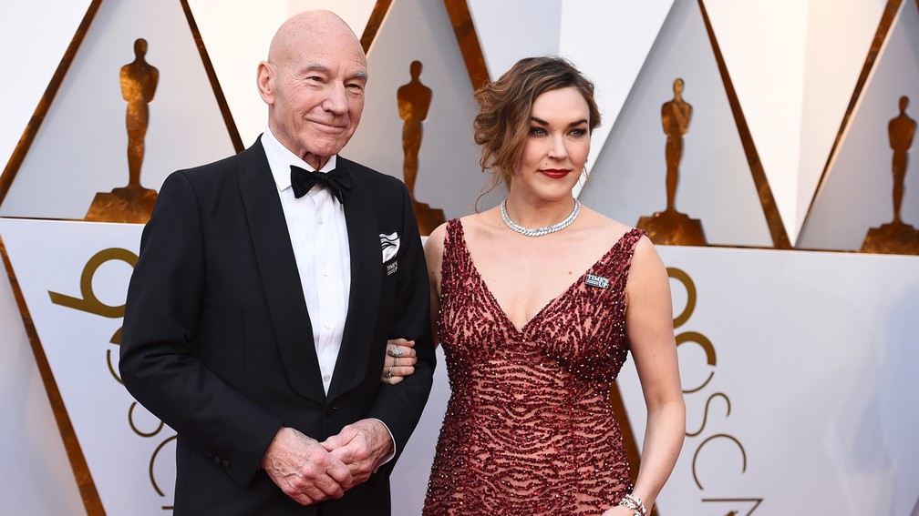 O ator Patrick Stewart, de 'Logan', e Sunny Ozell no tapete vermelho do Oscar 2018 (Foto: Jordan Strauss/Invision/AP)