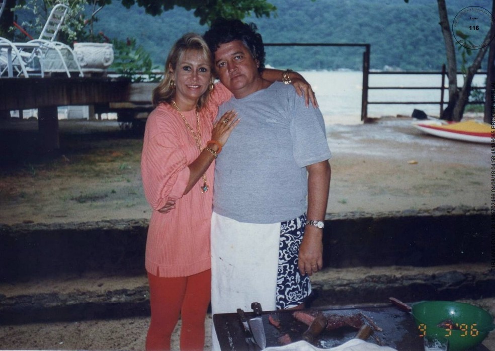 Paulinho de Andrade ao lado da mulher, Elizabeth, na ilha — Foto: Reprodução