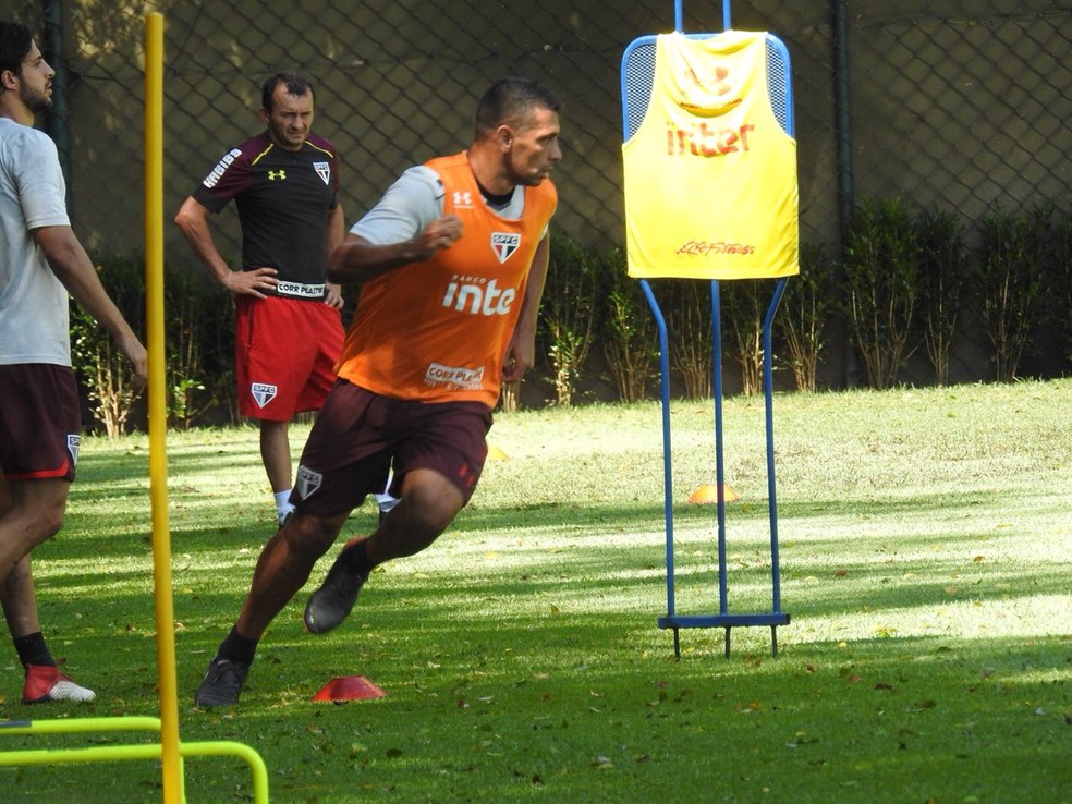 Diego Souza treina no CT do São Paulo (Foto: Marcelo Hazan)