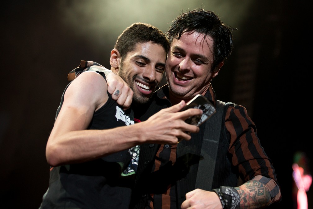 Fã faz selfie com Billie Joe, do Green Day, durante show na Arena Anhembi, em São Paulo, na noite desta sexta-feira (3) (Foto: Marcelo Brandt/G1)