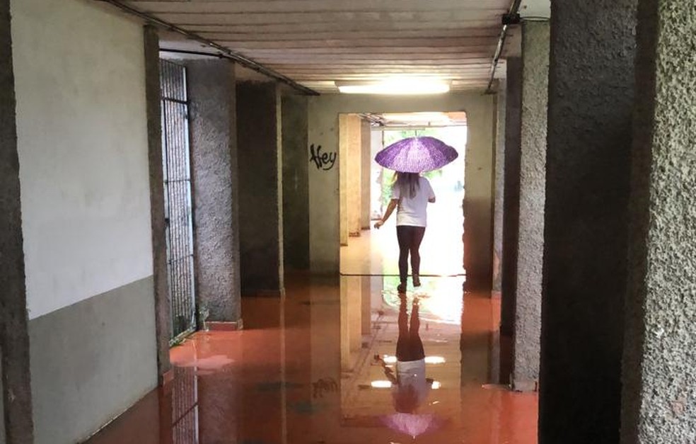 Corredor com pontos de alagamento na UFSC em Florianópolis — Foto: Carolina Fernandes/ G1 SC