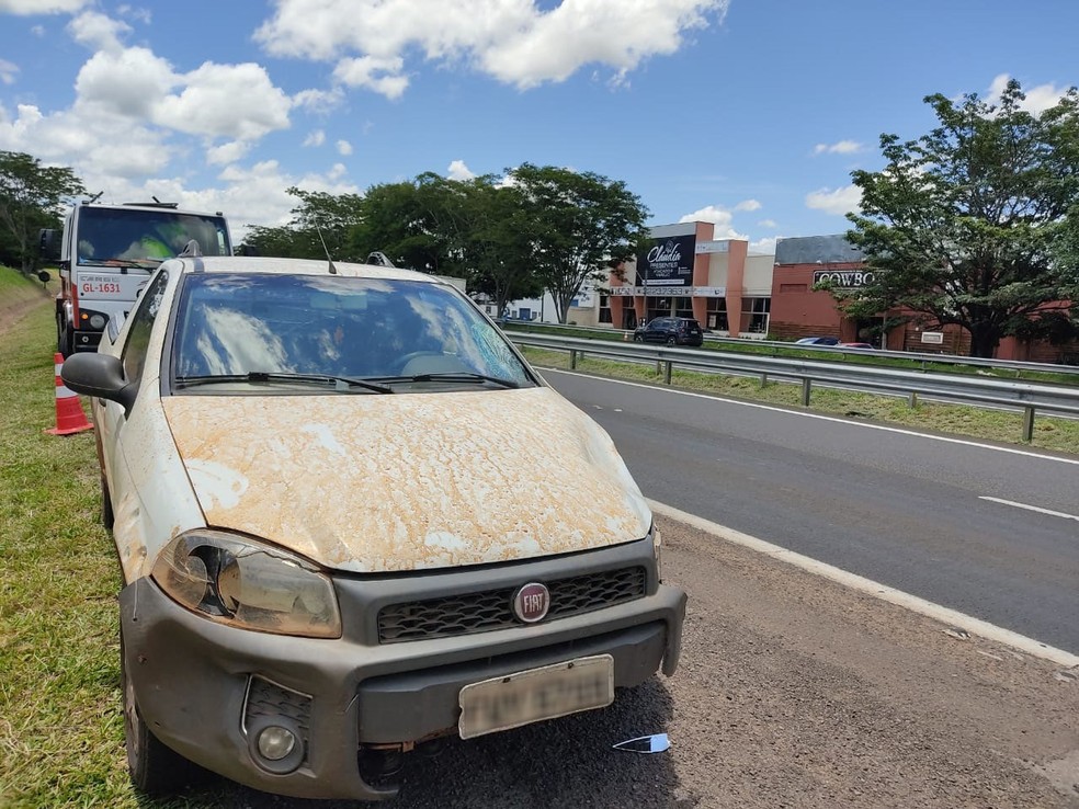 Pedestre, de 44 anos, morreu atropelado no trecho urbano da Rodovia Raposo Tavares (SP-270), em Presidente Prudente, nesta sexta-feira (18) — Foto: Aline Costa/G1