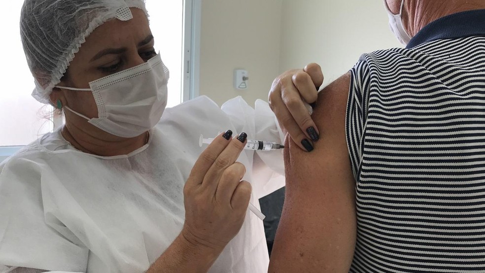 Profissional da saúde aplica dose de reforço da vacina contra Covid-19 — Foto: Eliandro Figueira/Prefeitura de Indaiatuba