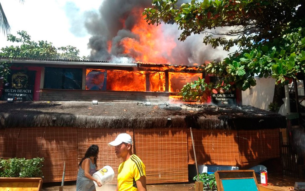 IncÃªndio atinge restaurante em Morro de SÃ£o Paulo (Foto: Site Livre NotÃ­cias)