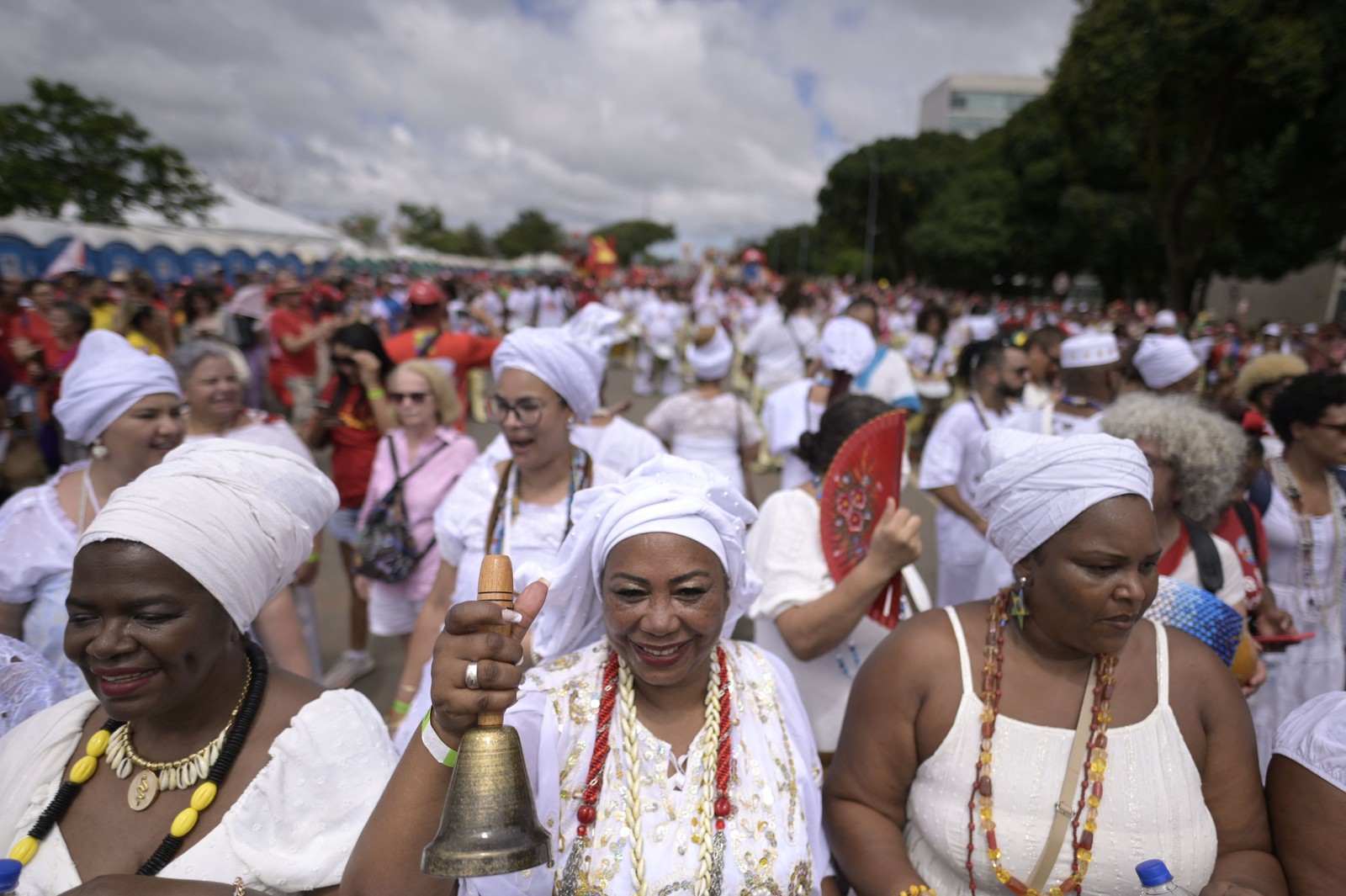Mulheres com trajes tradicionais de religiões de matriz africana comparecem à posse de Lula em Brasília — Foto: DOUGLAS MAGNO / AFP