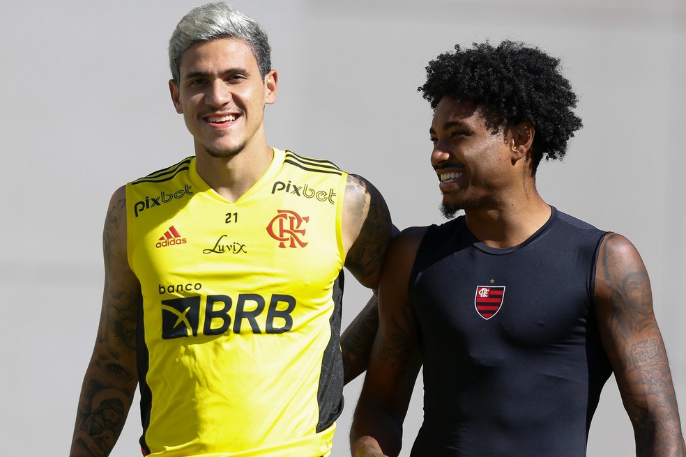 Pedro e Vitinho no treino do Flamengo desta sexta — Foto: Gilvan de Souza/Flamengo