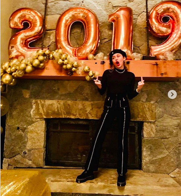 A cantora Miley Cyrus celebrando a chegada de 2019  (Foto: Instagram)