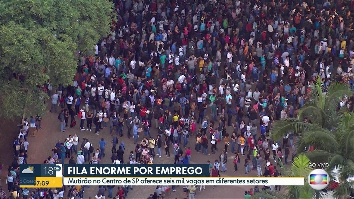 Mutirão por emprego forma fila gigante no Vale do Anhangabaú, no Centro de São Paulo