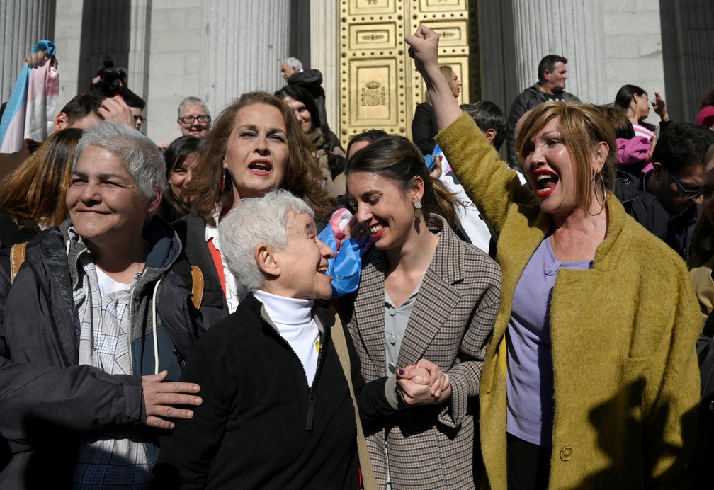 A ministra de Igualdade da Espanha, Irene Montero (ao centro), celebra com ativistas a aprovação de uma lei que permite licença menstrual e amplia direito ao aborto e de transgêneros, em 16 de fevereiro de 2023.   — Foto: Oscar del Pozo/ AFP