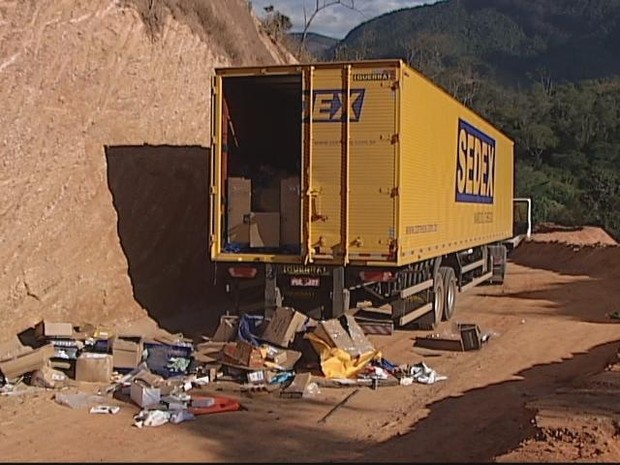 Caminhão foi encontrado em uma estrada abandonada pela PM de Timóteo (Foto: Reprodução Intertv dos Vales )