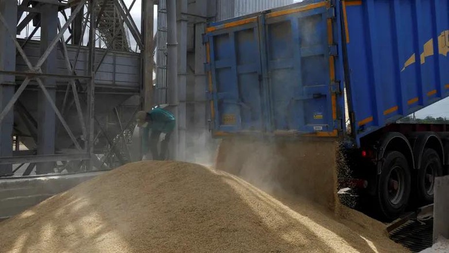 Caminhão descarrega grãos em Odessa, na Ucrânia. Rússia anunciou sua retirada do acordo que permitia a exportação de produtos agrícolas do país