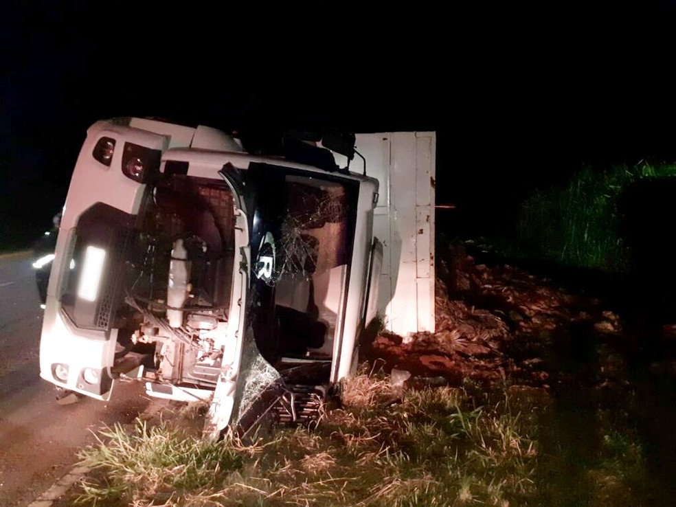 Caminhão tomba em acostamento de rodovia de Iacri — Foto: Arquivo pessoal