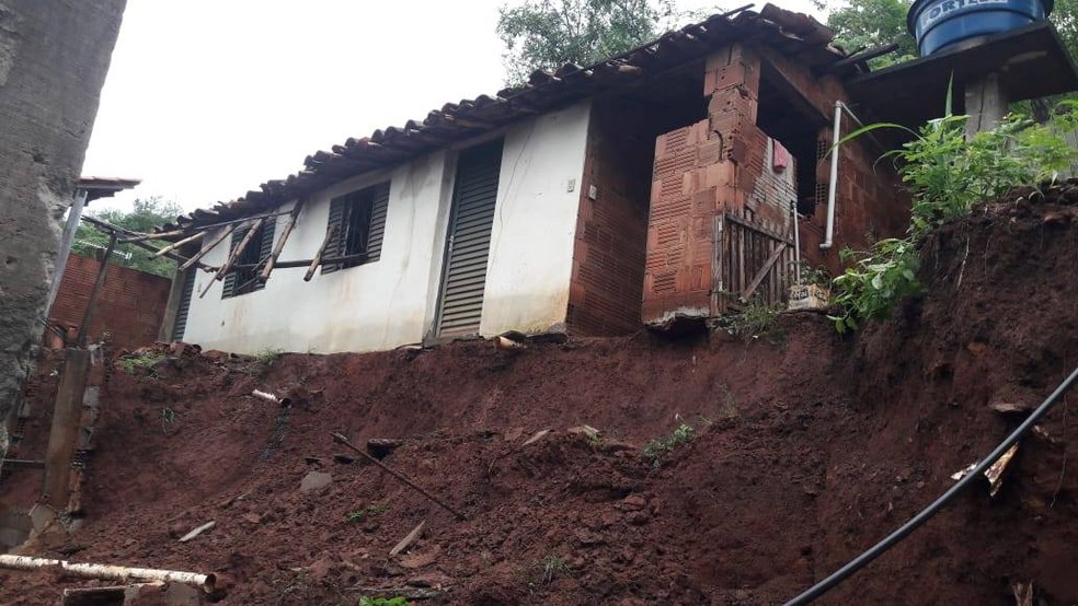 Deslizamento derrubou a varanda do imÃ³vel em Morro do Alto. NinguÃ©m ficou ferido. â€” Foto: DivulgaÃ§Ã£o/Defesa Civil