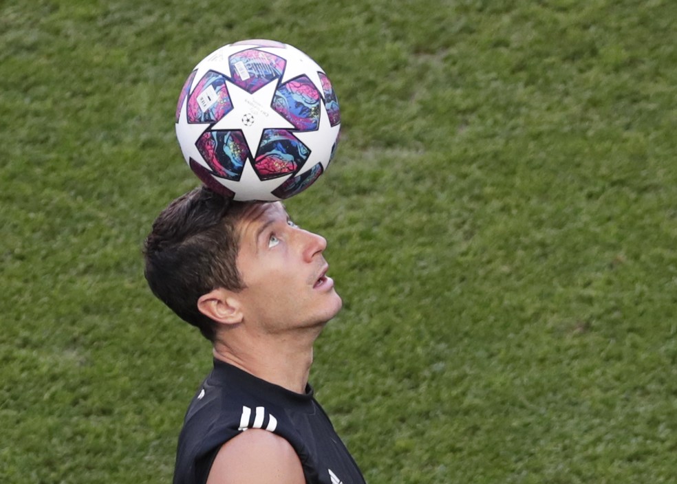 Lewandowski controla a bola com a cabeça em treino do Bayern no Estádio da Luz — Foto: Reuters