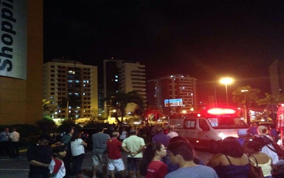 V&aacute;rias pessoas acompanharam o socorro &agrave;s v&iacute;timas do acidente (Foto: Rafael Carvalho/ TV Sergipe)