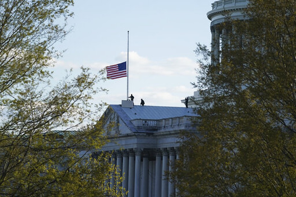Bandeira dos EUA fica a meio mastro no Capitólio após morte de policial nesta sexta-feira (2) — Foto: Alex Brandon/AP Photo