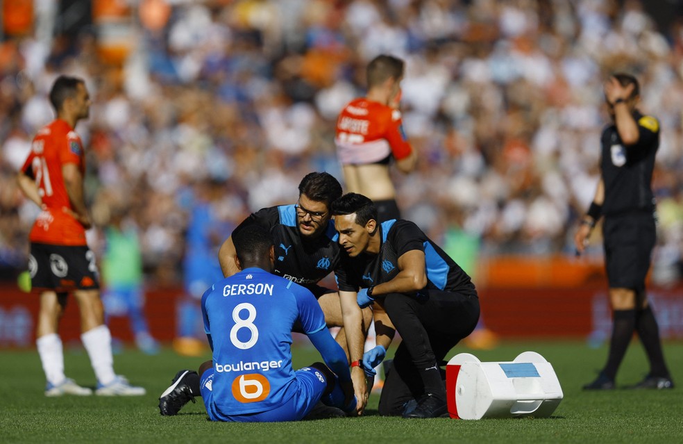 Gerson recebe atendimento médico após marcar diante do Lorient — Foto: REUTERS