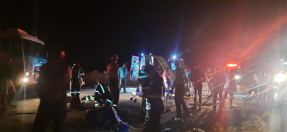 Acidente na BR-020 deixa mortos e feridos na Bahia — Foto: Divulgação/Corpo de Bombeiros