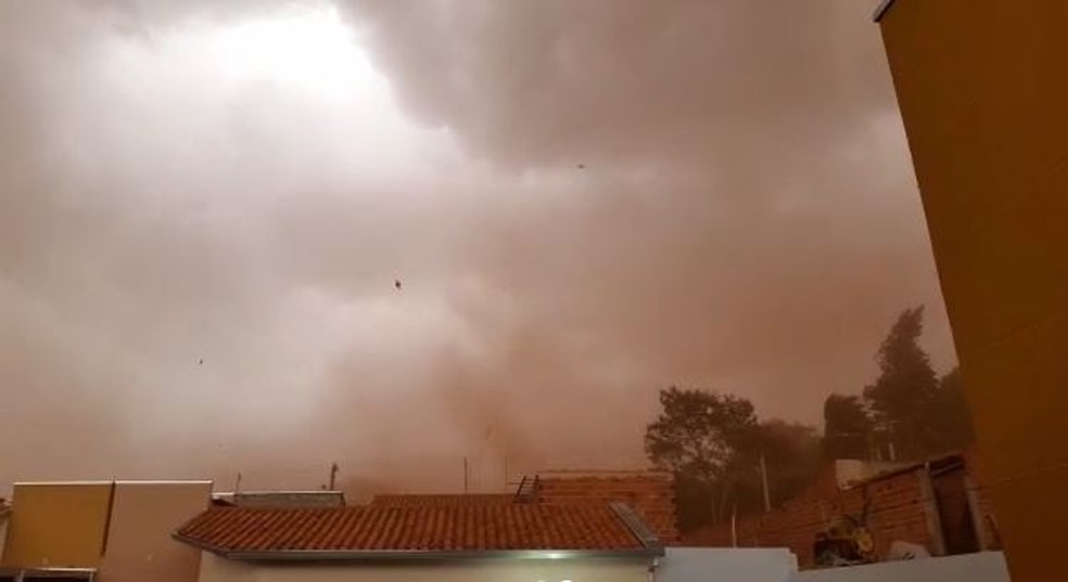 Tempestade de areia chamou atenção de moradores de Itapetininga — Foto: Mike Adas/TV TEM
