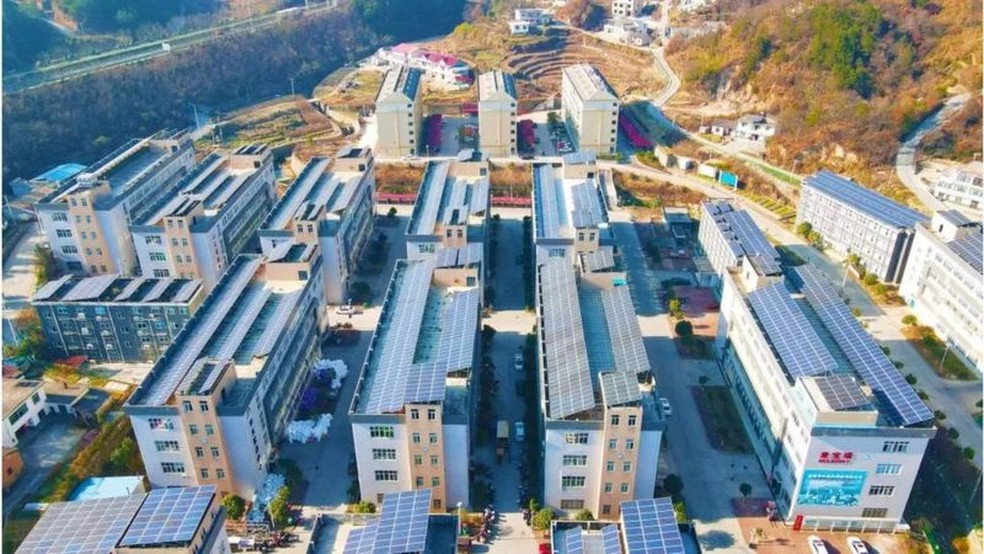 China adicionou cerca de 40% dos novos painéis solares do mundo no ano passado, com um grande número de instalações em telhados — Foto: GETTY IMAGES via BBC