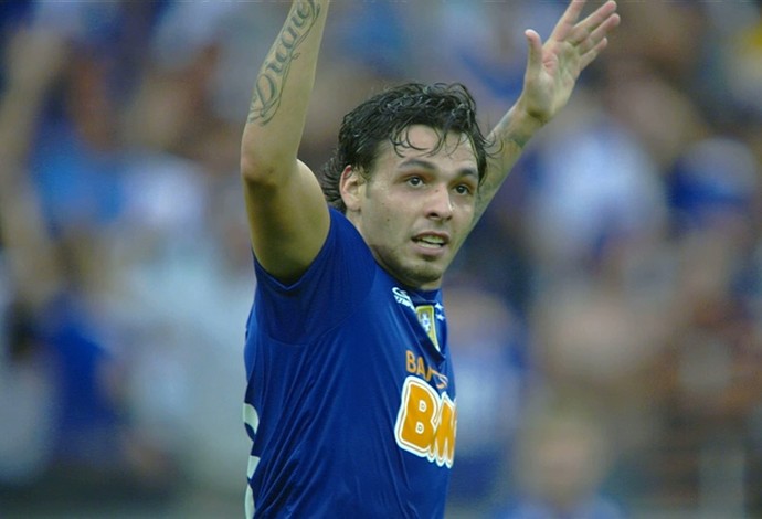 Ricardo Goulart volta após quatro jogos em busca do atraso na artilharia