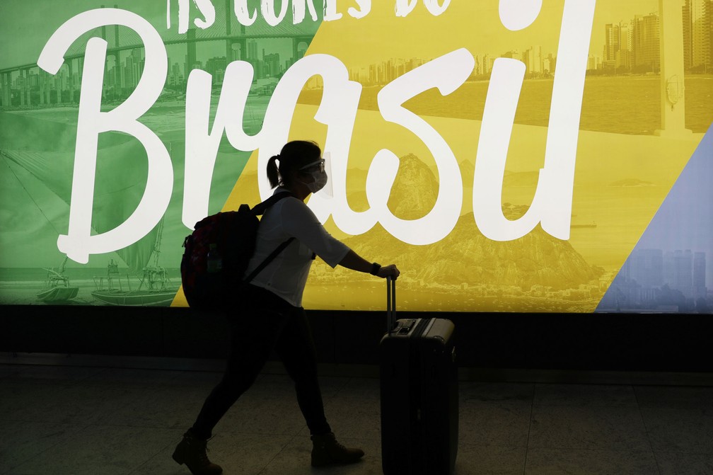 Viajante carrega suas malas no aeroporto Internacional de Guarulhos, em São Paulo, na segunda-feira (25) — Foto: Amanda Perobelli/ Reuters