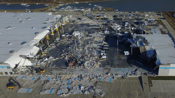Imagem aérea mostra o colapso de parte da estrutura de um armazém da Amazon, em Edwardsville, Illinois. Ao menos seis pessoas morreram no local.  — Foto: Reuters