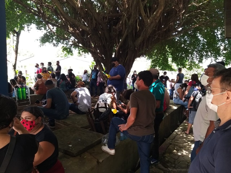 Trabalhadores pedem para ser ouvidos pela secretária Socorro Neri — Foto: Eldérico Silva/Rede Amazônica