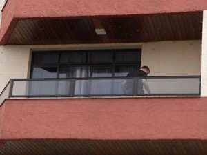 Agentes foram até o apartamento de um dos envolvidos (Foto: Reprodução/TV Rio Sul)